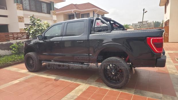 Ford F-150 XLT 2022 Black photo 5