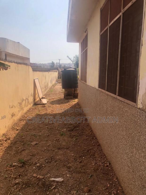 3bdrm Bungalow in Old Barrier for sale · Photo 2