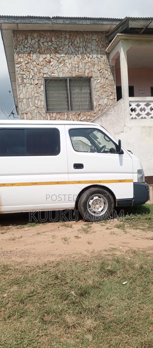Nissan Caravan (Urvan) 2013 White photo 4