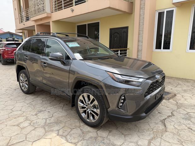 Toyota RAV4 XLE FWD 2023 Gray