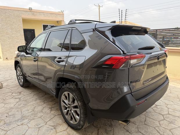 Toyota RAV4 XLE FWD 2023 Gray