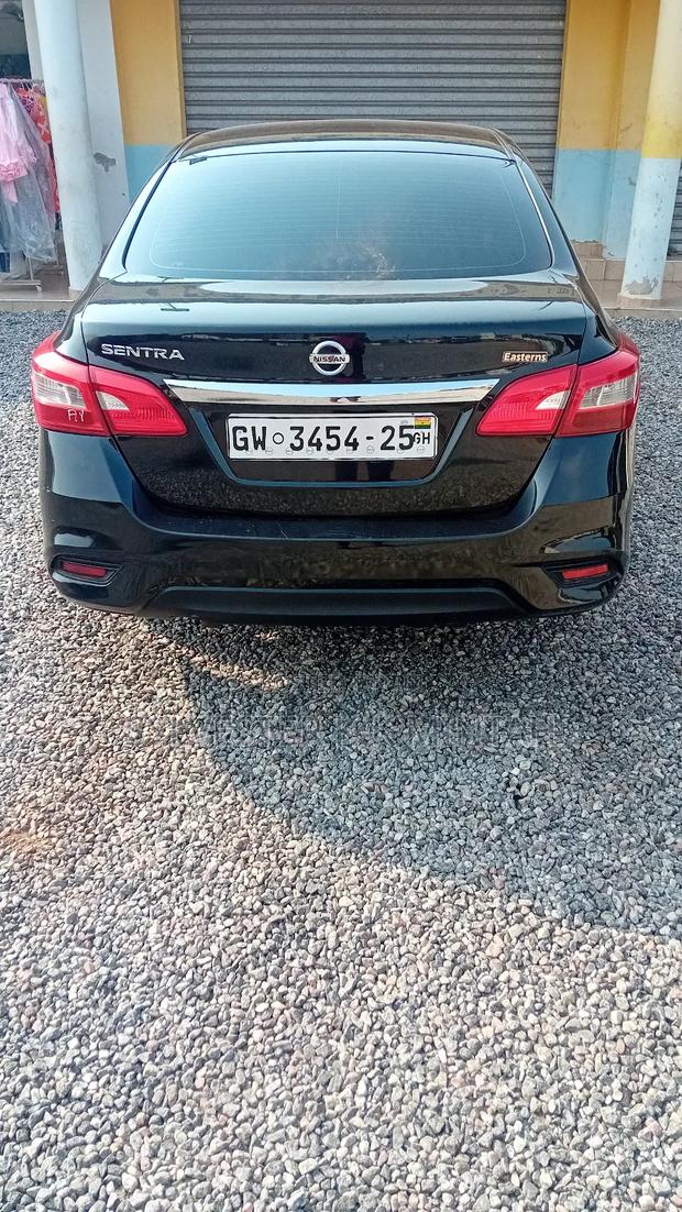Nissan Sentra SV 2019 Black photo 4