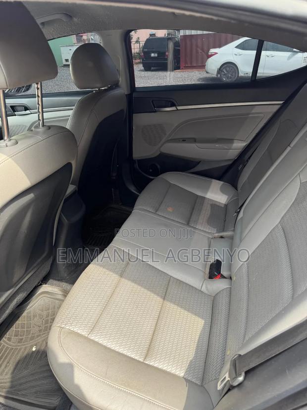 Hyundai Elantra SE Sedan FWD (2.0L 4cyl 6M) 2017 Red