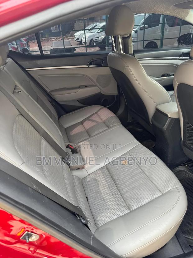 Hyundai Elantra SE Sedan FWD (2.0L 4cyl 6M) 2017 Red