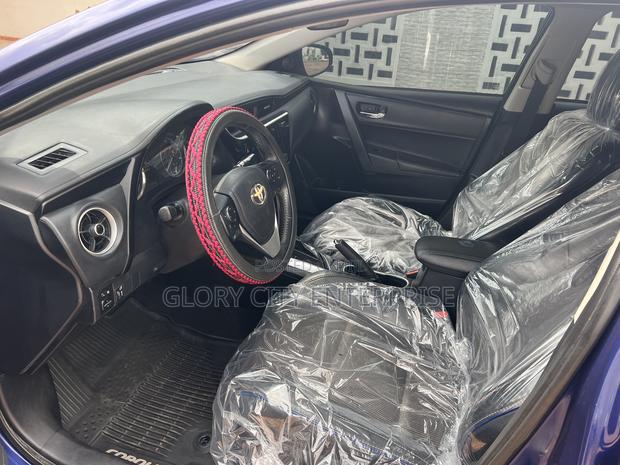 Toyota Corolla SE (1.8L 4cyl 2A) 2018 Blue