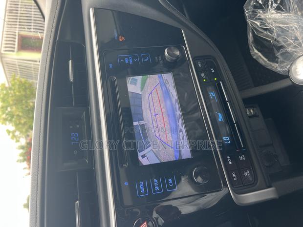 Toyota Corolla SE (1.8L 4cyl 2A) 2018 Blue