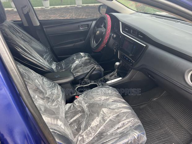 Toyota Corolla SE (1.8L 4cyl 2A) 2018 Blue