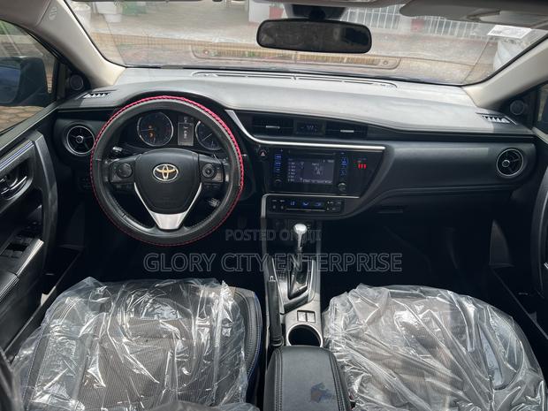 Toyota Corolla SE (1.8L 4cyl 2A) 2018 Blue