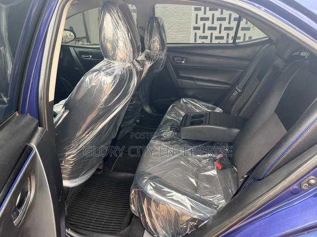 Toyota Corolla SE (1.8L 4cyl 2A) 2018 Blue