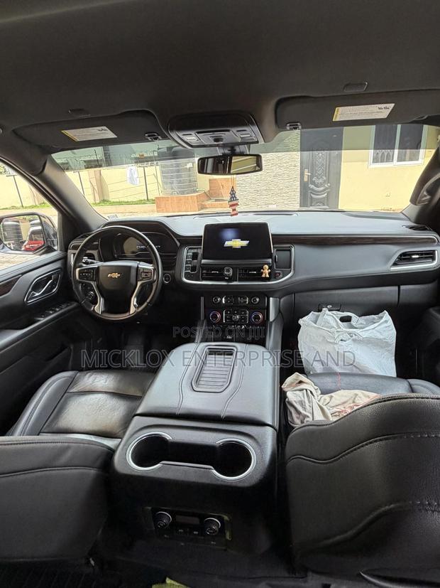 Chevrolet Suburban 2022 Black