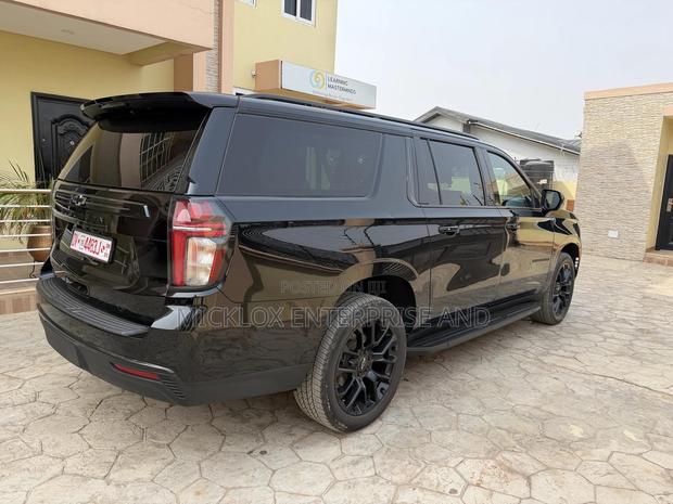 Chevrolet Suburban 2022 Black