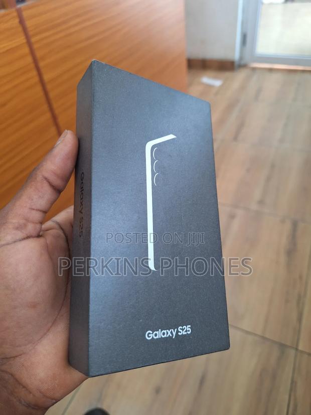 New Samsung Galaxy S25 256 GB Blue photo 2