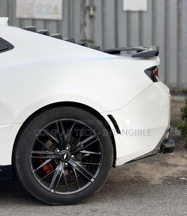 Chevrolet Camaro 2017 White photo 12