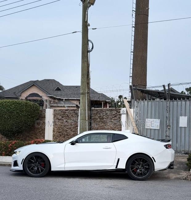 Chevrolet Camaro 2017 White photo 13