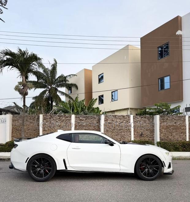 Chevrolet Camaro 2017 White photo 15