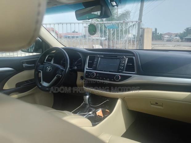 Toyota Highlander XLE 4x4 V6 (3.5L 6cyl 8A) 2018 Black photo 4