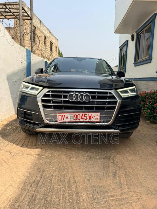 Audi Q5 2018 Black photo 2