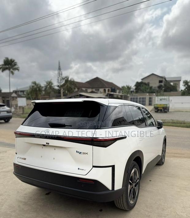 Toyota bZ3 2025 White photo 2