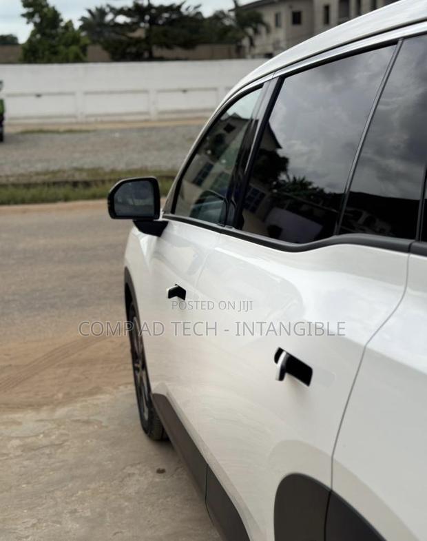 Toyota bZ3 2025 White photo 3