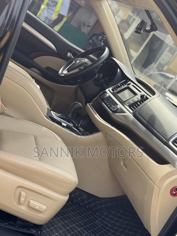 Toyota Highlander LE 4x2 (2.7L 4cyl 6A) 2017 Black