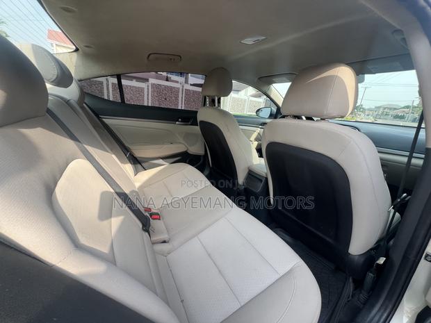 Hyundai Elantra SE Sedan FWD (2.0L 4cyl 6M) 2017