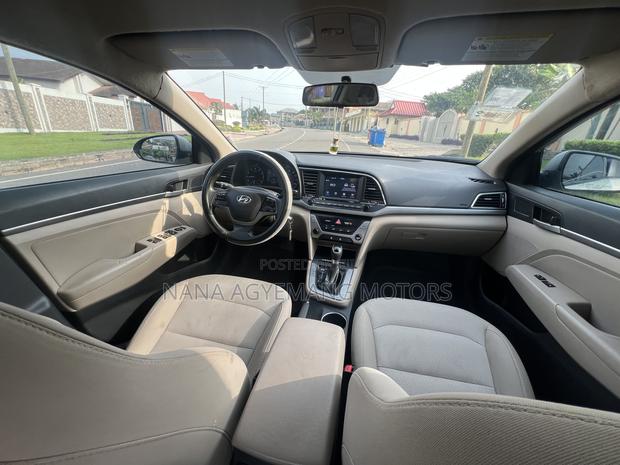 Hyundai Elantra SE Sedan FWD (2.0L 4cyl 6M) 2017