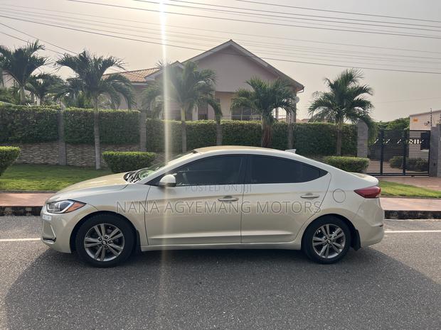 Hyundai Elantra SE Sedan FWD (2.0L 4cyl 6M) 2017