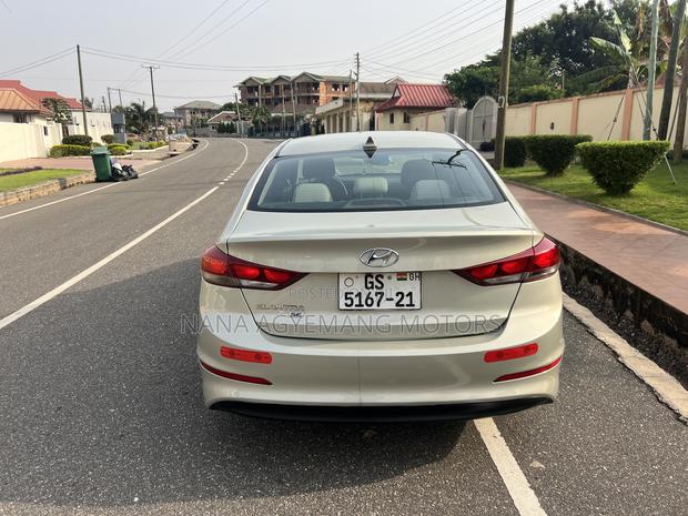 Hyundai Elantra SE Sedan FWD (2.0L 4cyl 6M) 2017