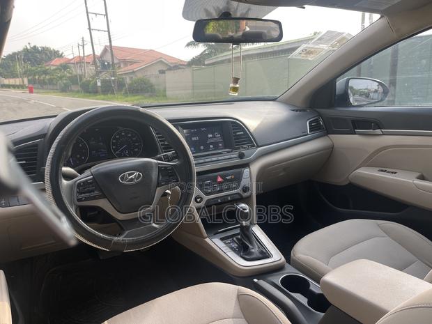 Hyundai Elantra Limited Sedan FWD (2.0L 4cyl 6A) 2017 photo 2