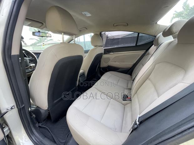 Hyundai Elantra Limited Sedan FWD (2.0L 4cyl 6A) 2017 photo 7