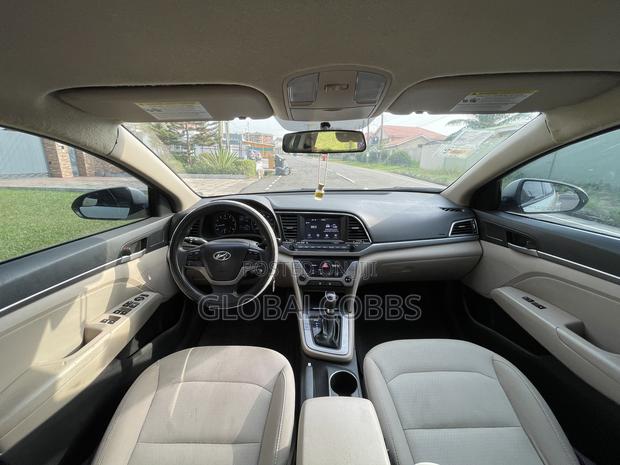 Hyundai Elantra Limited Sedan FWD (2.0L 4cyl 6A) 2017 photo 5