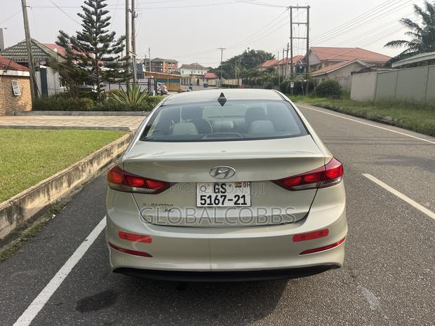Hyundai Elantra Limited Sedan FWD (2.0L 4cyl 6A) 2017 photo 10