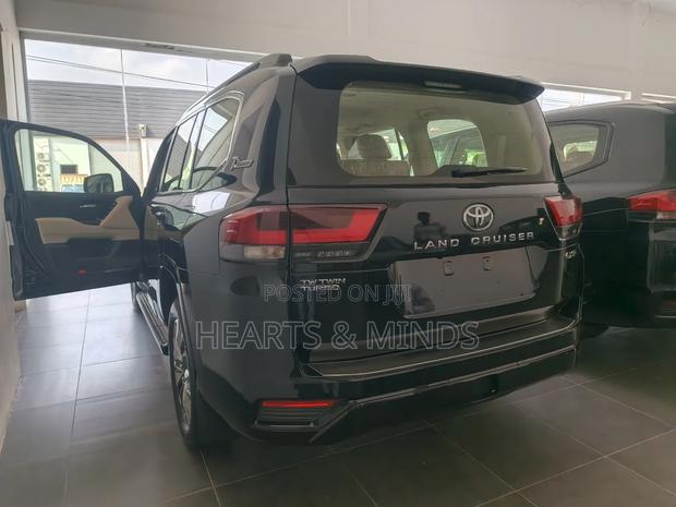 New Toyota Land Cruiser 2024 Black photo 5