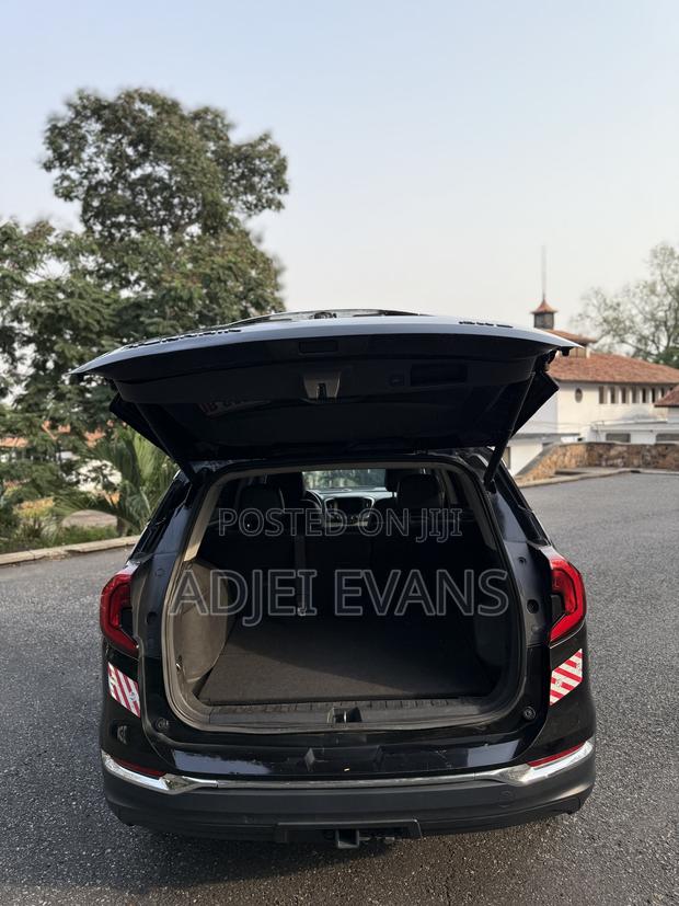 GMC Terrain 2022 Black photo 2