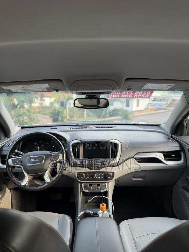 GMC Terrain 2022 Black photo 9