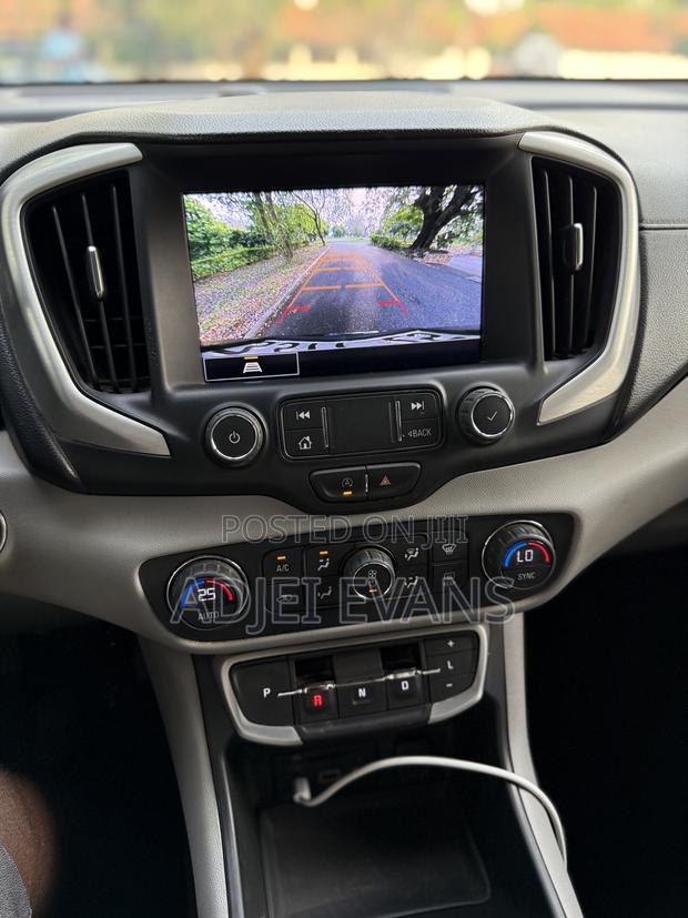 GMC Terrain 2022 Black photo 3