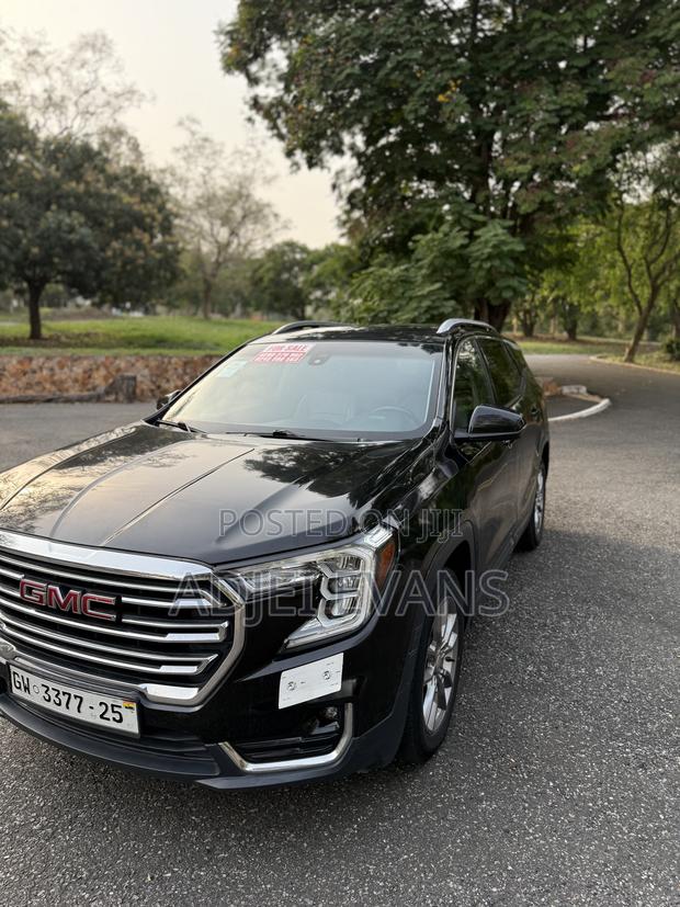 GMC Terrain 2022 Black photo 4