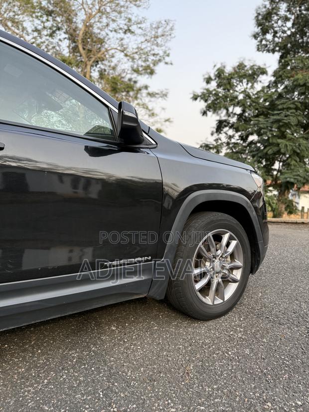 GMC Terrain 2022 Black photo 5