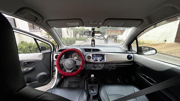 Toyota Yaris SE Hatchback 5dr 2015 White photo 6