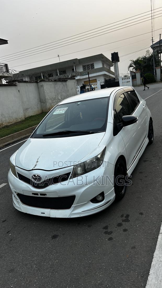 Toyota Yaris SE Hatchback 5dr 2015 White photo 5