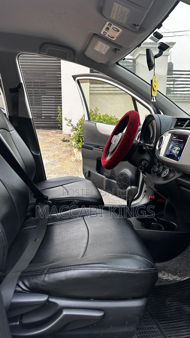 Toyota Yaris SE Hatchback 5dr 2015 White photo 7
