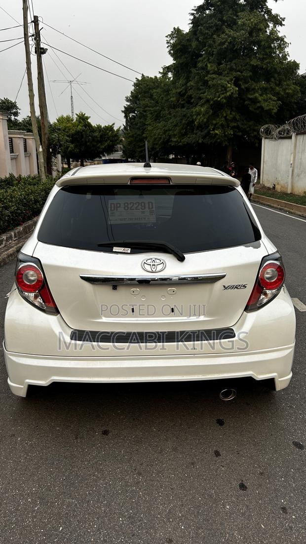 Toyota Yaris SE Hatchback 5dr 2015 White photo 2