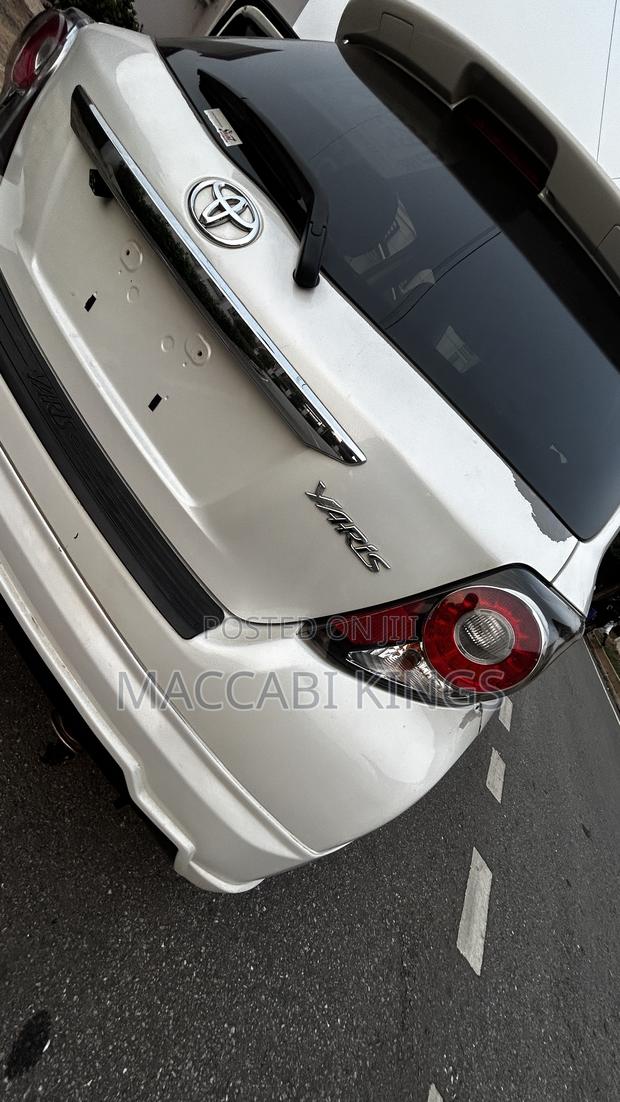 Toyota Yaris SE Hatchback 5dr 2015 White photo 9