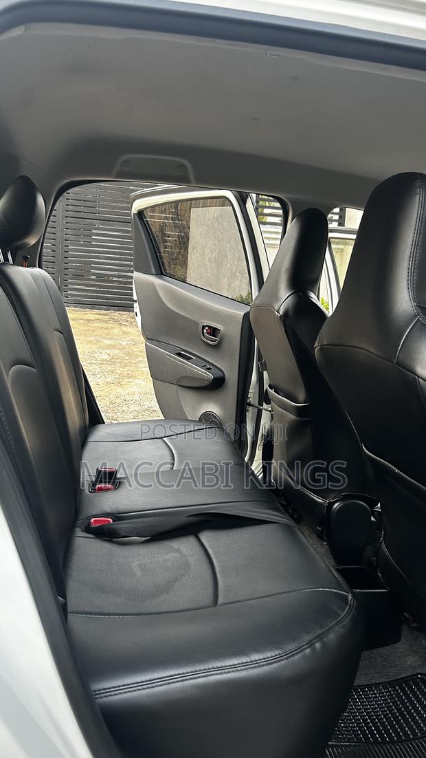 Toyota Yaris SE Hatchback 5dr 2015 White photo 8