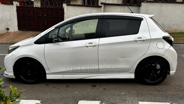 Toyota Yaris SE Hatchback 5dr 2015 White photo 4