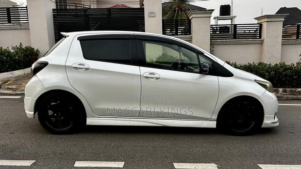Toyota Yaris SE Hatchback 5dr 2015 White photo 3