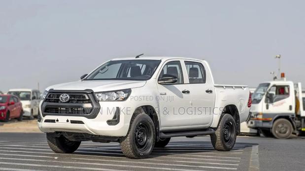 New Toyota Hilux 2023 White