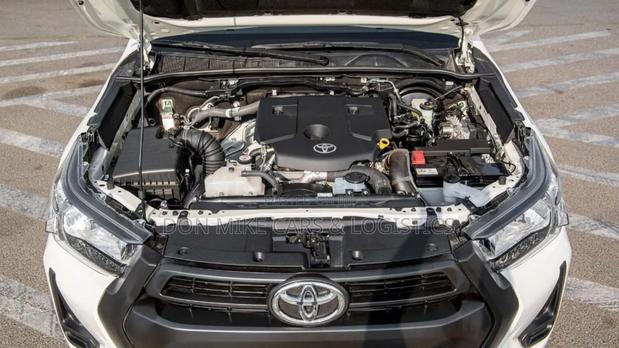 New Toyota Hilux 2023 White photo 2