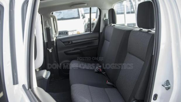 New Toyota Hilux 2023 White photo 3