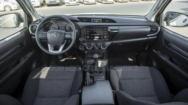 New Toyota Hilux 2023 White photo 4